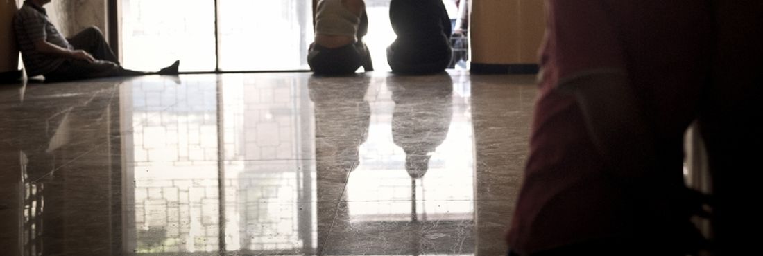 Prédios abandonados são ocupados na capital paulista Criança em um dos onze prédios abandonados que foram ocupados na madrugada desta segunda-feira (29) por moradores sem-teto da capital paulista