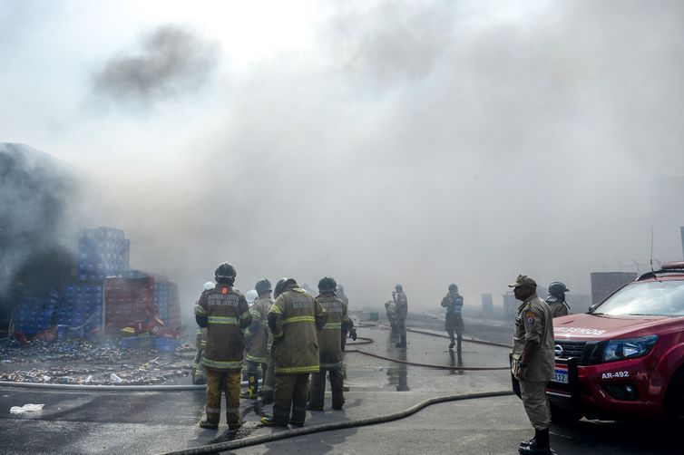 Incêndio atinge galpões da Ceasa no Rio de Janeiro