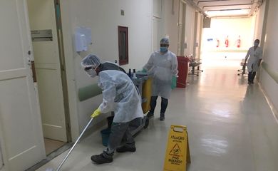Auxiliares de limpeza trabalham em hospital no combate à covid-19