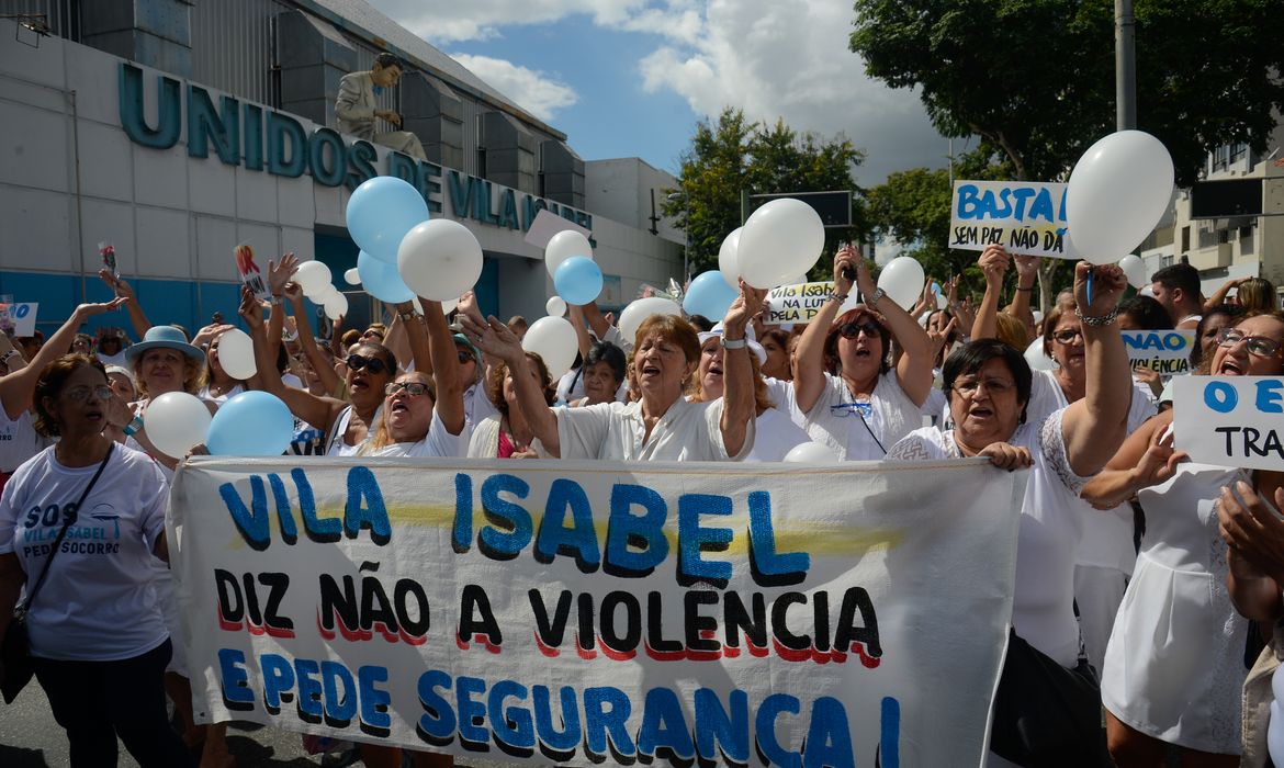 Rio de Janeiro - Moradores e comerciantes de Vila Isabel, zona norte do Rio, fazem caminhada pela paz e contra a violência na região (Fernando Frazão/Agência Brasil)
