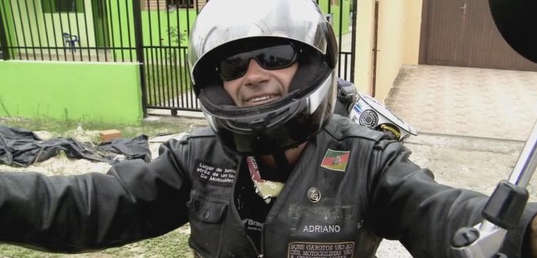 O carteiro motociclista Adriano Pinico 