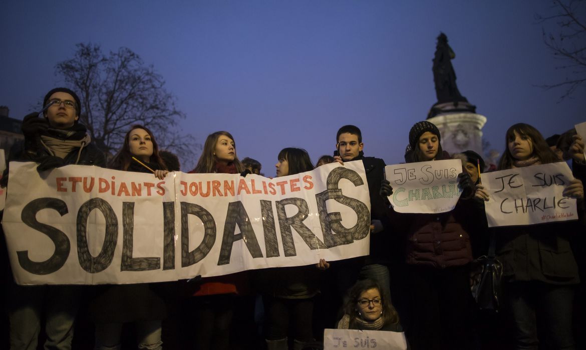 Pessoas se reúnem em silêncio no centro de Paris após o ataque por homens armados e mascarados na sede da revista Charly Hebdo, em Paris 