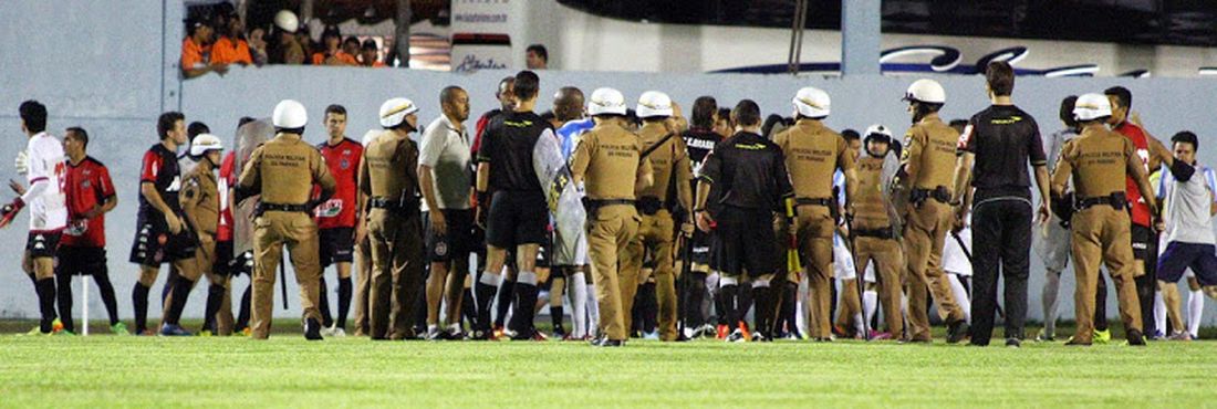 Uma briga generalizada entre comissões técnicas, jogadores e dirigentes de Brasil de Pelotas e Londrina manchou a semifinal da Série D, que definiu a classificação do Brasil para a final da Quarta Divisão