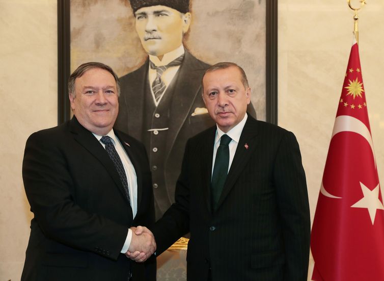 Presidente turco, Tayyip Erdogan, recebe o secretário de Estado norte-americano, Mike Pompeo 17/110/2018 Murat Cetinmuhurdar/Presidência/Divulgação via Reuters