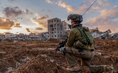 Soldado israelense durante operação militar na Faixa de Gaza
27/12/2023 Forças Israelenses de Defesa/Divulgação via REUTERS