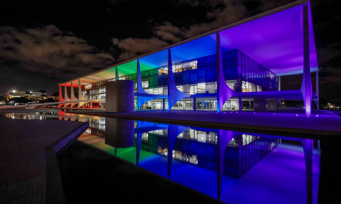 27/06/2023 - Brasília - Orgulho LGBTQIA+: Palácio do Planalto é iluminado com cores da bandeira que representa diversidade. Foto: Rafa Neddermeyer/Agência Brasil