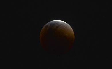 Brasília - A superlua e eclipse total ocorrem ao mesmo tempo. O fenômeno conhecido como 'Lua de sangue' é observado na Praça dos Três Poderes da capital federal (Marcello Casal Jr/Agência Brasil)