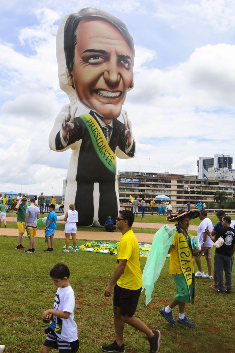 Boneco gigante de Bolsonaro foi colocado no Eixo Monumental próximo à Rodoviária de Brasília, por onde a população terá acesso para acompanhar a posse na Praça dos três Poderes.