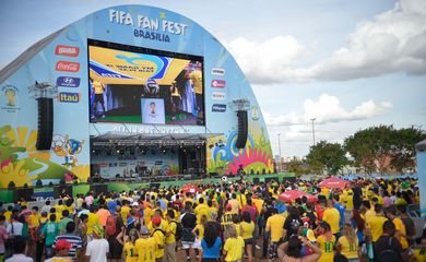 Torcida começa a chegar na Fifa Fan Fest em Taguatinga para acompanhar o jogo entre Brasil e México (Fabio Rodrigues Pozzebom/Agência Brasil)