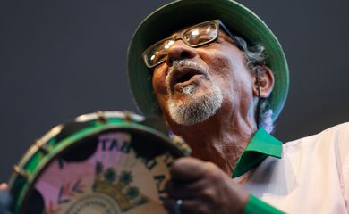 Rio de Janeiro (RJ) 07/12/2024 - Shows na estação de trens Central do Brasil aninam o público para o Trem do Samba, que celebra o Dia Nacional do Samba (2 de dezembro) com músicos nos vagões até Owasldo Cruz, subúrbio da Zona Norte. Foto: Fernando Frazão/Agência Brasil
