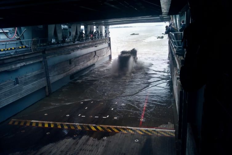 Fabio Massalli /Agência Brasil Carros lagartas anfíbios da Marinha durante exercício militar em Belém