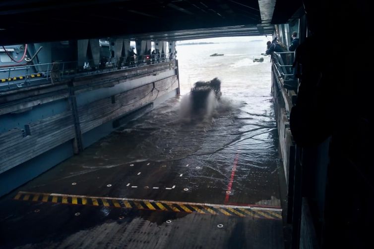 Carros lagartas anfíbios da Marinha durante exercício militar em Belém