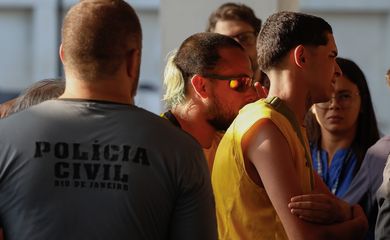 Rio de Janeiro (RJ) 23/10/2024 - Torcedores do time Peñarol, do Uruguai, envolvidos em confusão no Recreio dos Bandeirantes, são tradizos à Cidade da Polícia Civil. Foto: Fernando Frazão/Agência Brasil