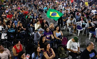 Rio de Janeiro (RJ), 04/12/2024 - Professores municipais votam em assembleia, na quadra da  Escola de Samba São Clemente, pela continuação da greve e contra o projeto de lei complementar que propõe mudanças no regime de trabalho e nas contratações no funcionalismo municipal (PLC 186/2024). Foto: Tânia Rêgo/Agência Brasil