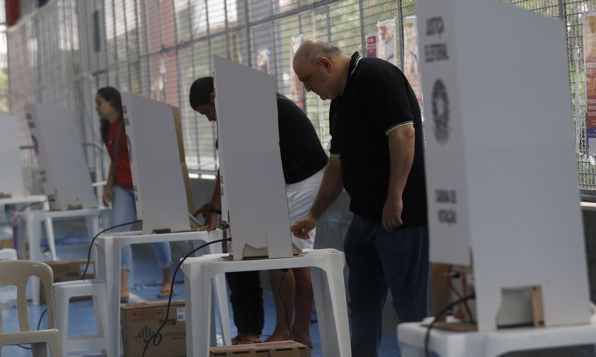 Eleitores votam no 1º turno em seção eleitoral no Colégio Maria Raythe, na Tijuca, zona norte da cidade.