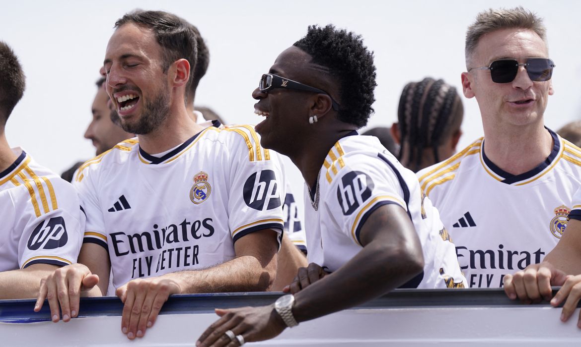 Vinicius Jr ao lado dos jogadores do Real Madrid na comemoração do título do Campeonato Espanhol da temporada 2023/2024 
12/05/2024 Reuters/Ana Beltran/Proibida reprodução