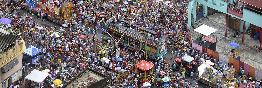 O Galo da Madrugada sai no sábado e arrasta uma multidão de foliões no centro da cidade