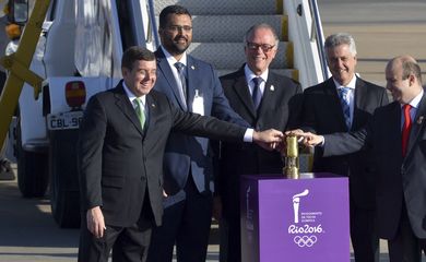 Brasília - O governador do Distrito Federal, Rodrigo Rollemberg, e o presidente do Comitê Rio 2016,  Carlos Arthur Nuzman apresentam a Chama Olímpica no Aeroporto Internacional de Brasília. Nos próximos 95 dias o tocha percorrerá 327