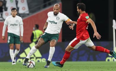 O jogador Felipe Melo, da SE Palmeiras, disputa bola com o jogador, do Al Ahly SC, durante partida válida pelo terceiro e quarto lugar, da Copa do Mundo de Clubes da FIFA 2020, no Estádio Education City.