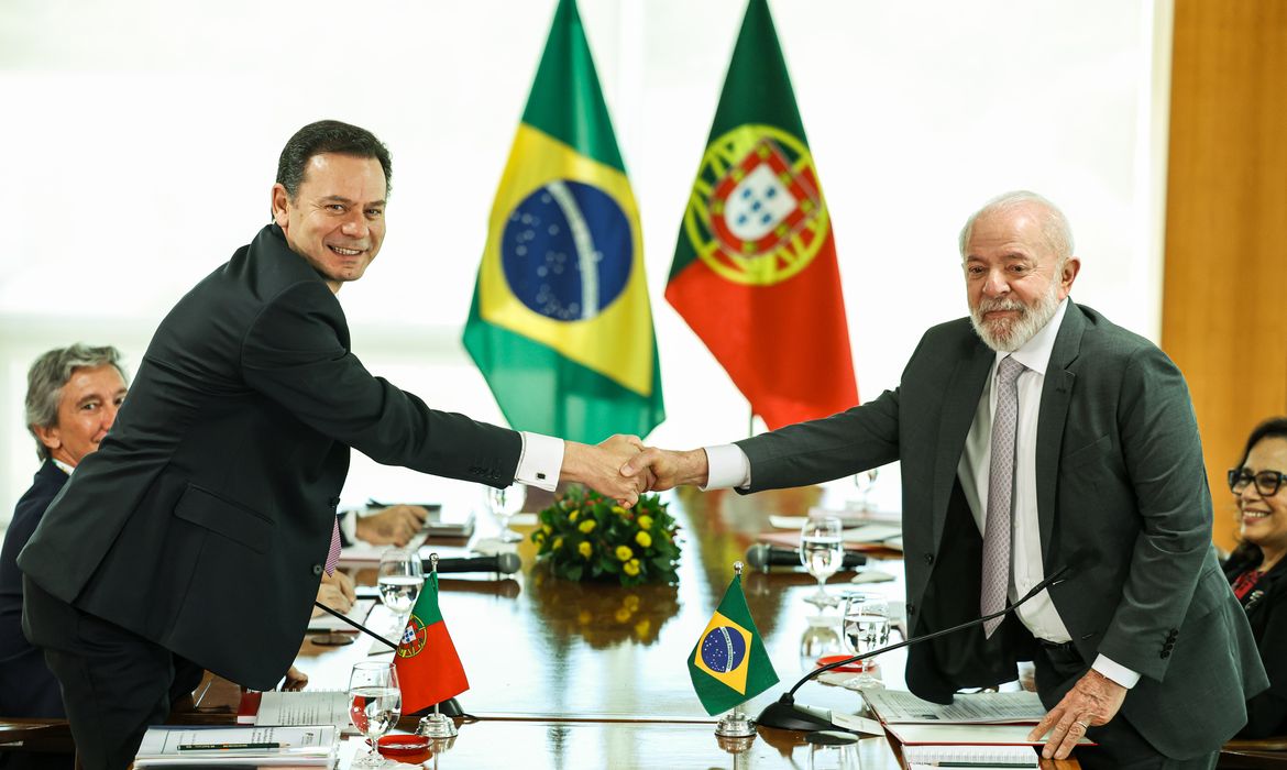 Marcelo Camargo/Agência Brasil Brasília (DF), 19/02/2025 - O presidente Luiz Inácio Lula da Silva (d), cumprimenta o primeiro-ministro português, Luís Montenegro (e), para a 14ª Cimeira Brasil-Portugal, no Palácio do Planalto. O objetivo é discutir o fortalecimento da cooperação bilateral em áreas como defesa, segurança, justiça, ciência, meio ambiente, comércio, saúde e cultura.
Foto: Marcelo Camargo/Agência Brasil