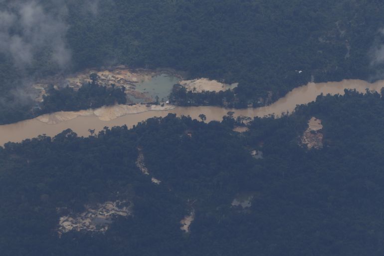 Rios contaminados têm coloração e margem afetados pela atuação de garimpo ilegal na região do Surucucu, dentro da Terra Indígena Yanomami, Oeste de Roraima, avistados em sobrevoo da Força Aéra Brasileira para lançamendo de suprimentos.
