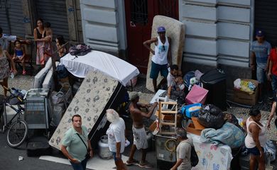 Rio de Janeiro - Reintegração de posse de prédio na Lapa, região central da cidade, ocupado, segundo a defensoria pública, a cerca de um ano por aproximadamente 20 famílias (Tânia Rêgo/Agência Brasil)