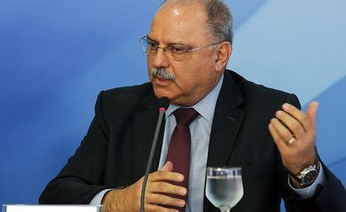 O ministr de Segurança Institucional, Sérgio Etchegoyen, fala à imprensa após reunião do gabinete de monitoramento criado para acompanhar o movimento dos caminhoneiros.