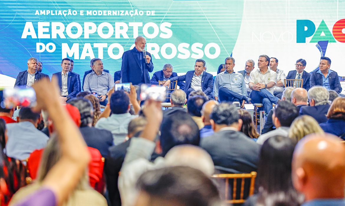 31.07.2024 - Presidente da República, Luiz Inácio Lula da Silva, durante cerimônia de entrega das obras de ampliação e modernização dos Aeroportos de Cuiabá, Sinop, Rondonópolis e Alta Floresta, no Aeroporto Internacional de Cuiabá. Várzea Grande - MT.  Foto: Ricardo Stuckert / PR