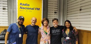 Integrantes da banda Saci Weré e equipe da Rádio Nacional FM