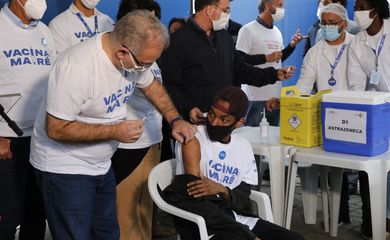 
O ministro da Saúde, Marcelo Queiroga, participa de vacinação em massa contra a covid-19 de moradores do Complexo da Maré