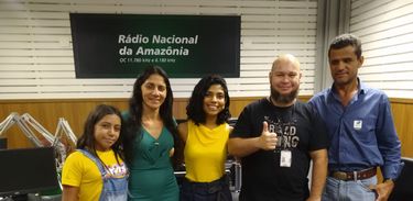 Ouvinte Rosana Gonzaga, ao lado de Didi Martins, está na sintonia da Rádio Nacional da Amazônia há mais de 30 anos 