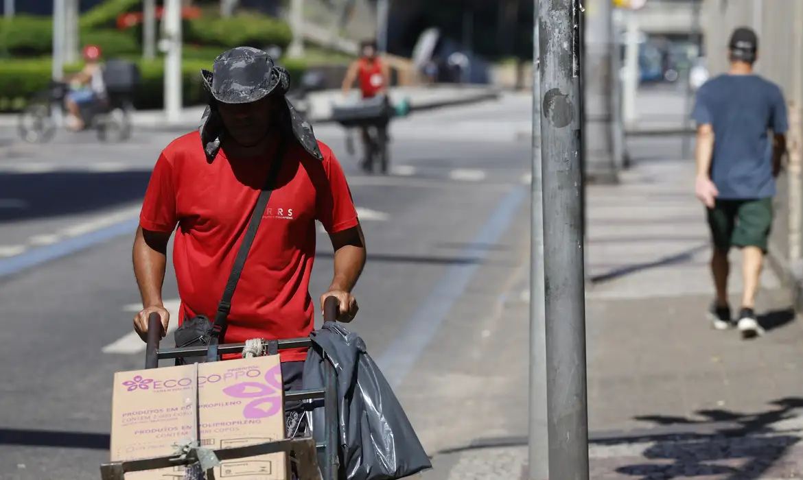 Rio de Janeiro (RJ), 26/12/2025 – Trabalhadores no centro da cidade em dia de calor no Rio de Janeiro. Foto: Fernando Frazão/Agência Brasil