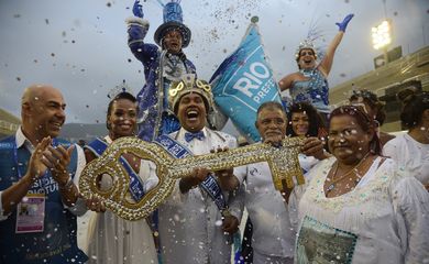  O presidente da Riotur, Marcelo Alves, e a família de Candonga, guardiã da chave da cidade, fazem entrega ao Rei Momo para abertura do desffiles no Sambódromo, na Marquês de Sapucaí.