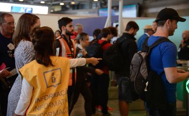 Rio de Janeiro - Movimento intenso de passageiros na tarde de hoje (22) no Aeroporto Internacional Tom Jobim/RioGaleão com a partida das delegações olímpica (Tomaz Silva/Agência Brasil)