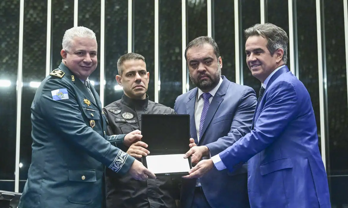 Geraldo Magela/Agência Senado Sessão Solene do Congresso Nacional destinada a homenagear o Governo do Estado do Rio de Janeiro, a Polícia Civil, a Polícia Militar e os policiais mortos e baleados na Operação Contenção.
Entrega de Placa de homenagem pela bravura e pelos esforços empenhados na preservação da ordem pública e da incolumidade do povo brasileiro.
Pose:
secretário de Polícia Militar do Estado do Rio de Janeiro, coronel Marcelo de Menezes Nogueira;
comandante do Batalhão de Operações Policiais Especiais da Polícia Militar do Estado do Rio de Janeiro (Bope), tenente-coronel Marcelo Corbage;
governador do Estado do Rio de Janeiro, Cláudio Castro;
requerente e presidente desta sessão, senador Ciro Nogueira (PP-PI).
Foto: Geraldo Magela/Agência Senado
