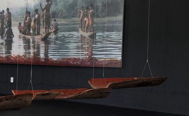 Instalação canoa quebrada, do artista Glênio Lima