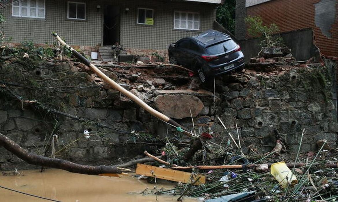 Fortes chuvas deixam ruas inundadas em Petrópolis
