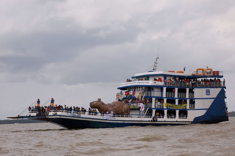Belém (PA), 12/11/2025 - Barqueata da Cúpula dos Povos, liderada pela 