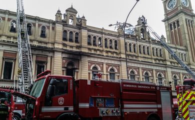 São Pauloo - Bombeiros combatem incêndio de grandes proporções no Museu da Língua Portuguesa (Daniel Mello/Agência Brasil)