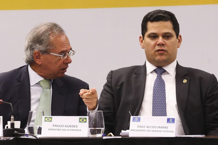 O ministro da Economia, Paulo Guedes e o presidente do Senado, Davi Alcolumbre, participam da reunião do Fórum de Governadores, no Centro Internacional de Convenções do Brasil (CICB).