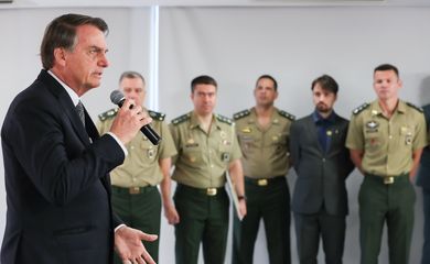 O presidente Jair Bolsonaro participa da cerimônia do Dia do Soldado, com imposição da Medalha do Pacificador e da Medalha do Exército Brasileiro. 
