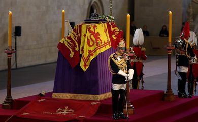 Guarda real desmaia ao proteger caixão da rainha Elizabeth II