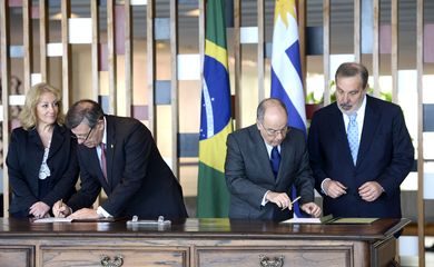 Brasília - Os ministros do Uruguai, Carolina Cosse e Rodolfo Nin Novoa, e do Brasil,  Mauro Vieira e Armando Monteiro, durante assinatura da ata sobre o acordo automotivo com o Uruguai (José Cruz/Agência Brasil)