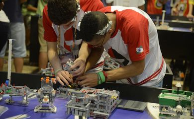 Estudantes de diversos estados do país participam do Torneio Sesi de Robótica no Píer Mauá, na zona portuária da capital fluminense