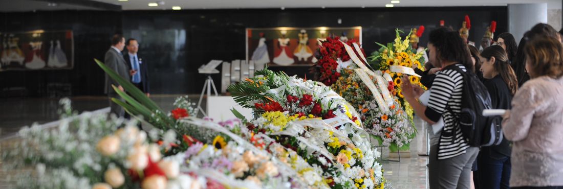 Coroas de flores enviadas ao velório de Oscar Niemeyer
