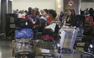Profissionais cubanos que atuavam no programa Mais Médicos embarcam no Aeroporto Internacional de Brasília rumo a Havana.