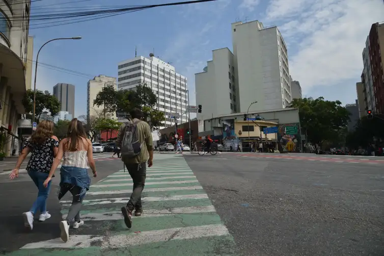 Faixa de pedestre verde para encurtar trajeto em cruzamentos longos, na rua da Consolação, região central de São Paulo.