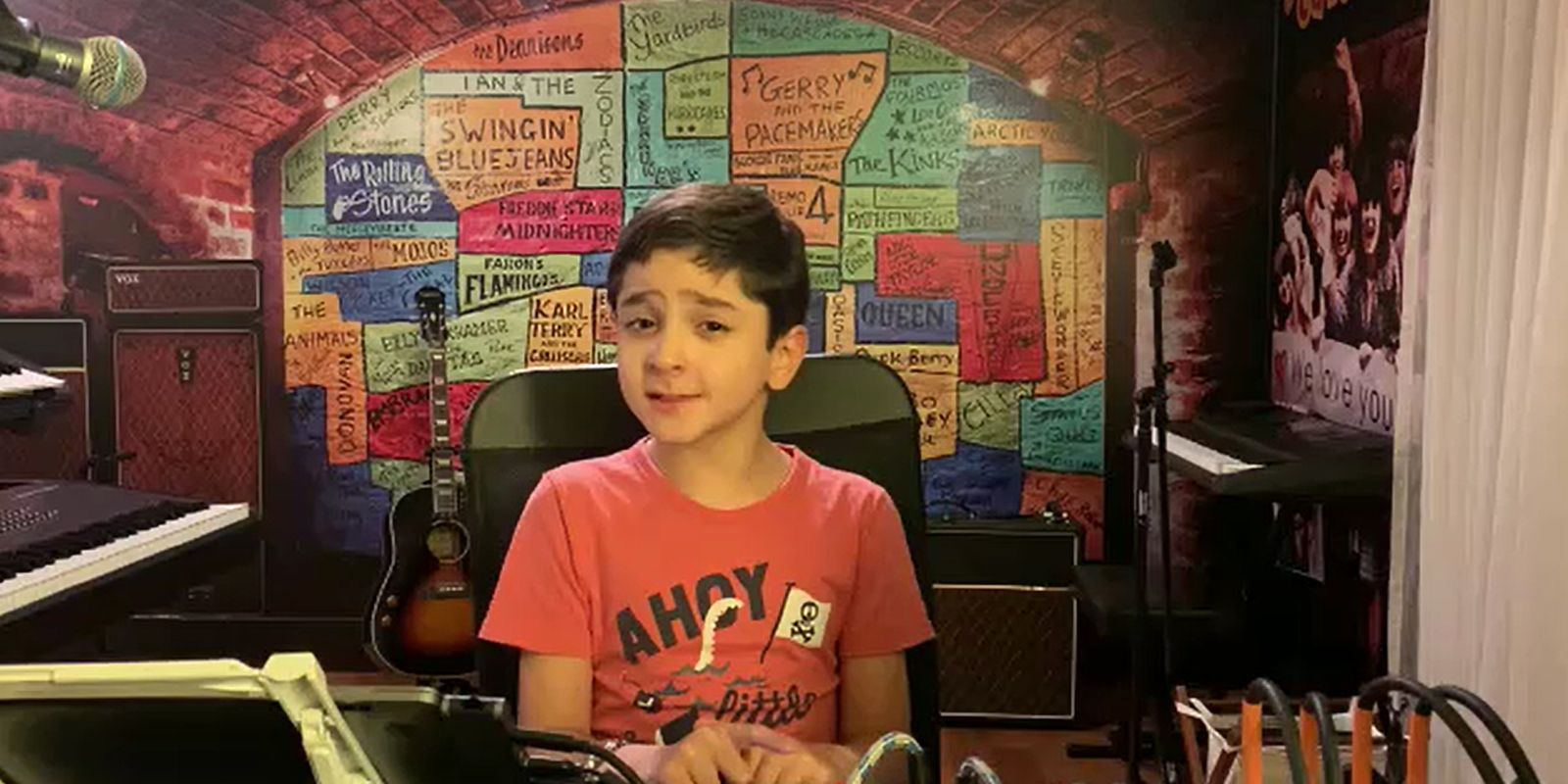 VÍDEO: Menino de oito anos chama a atenção tocando sucessos da