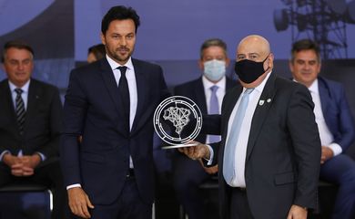 O ministro das Comunicações, Fábio Faria, entrega o Prêmio Marechal Rondon de Comunicações ao diretor- presidente da Empresa Brasil de Comunicação (EBC), Glen Valente