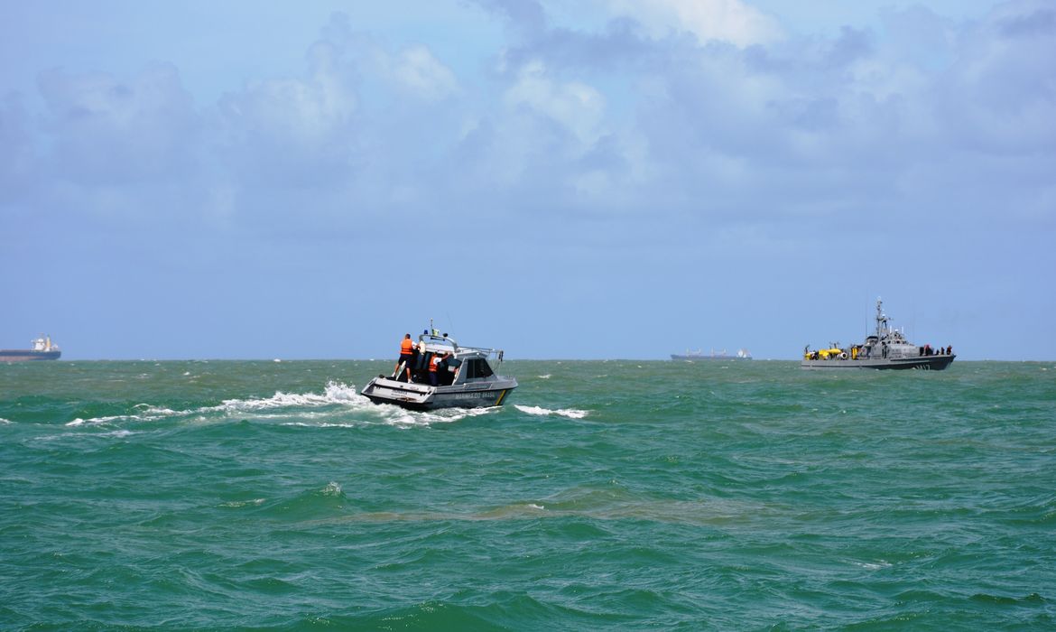 Equipes de busca procuram vítimas de naufrágio na Bahia (Divulgação/Ascom do 2ºDistrito Naval)